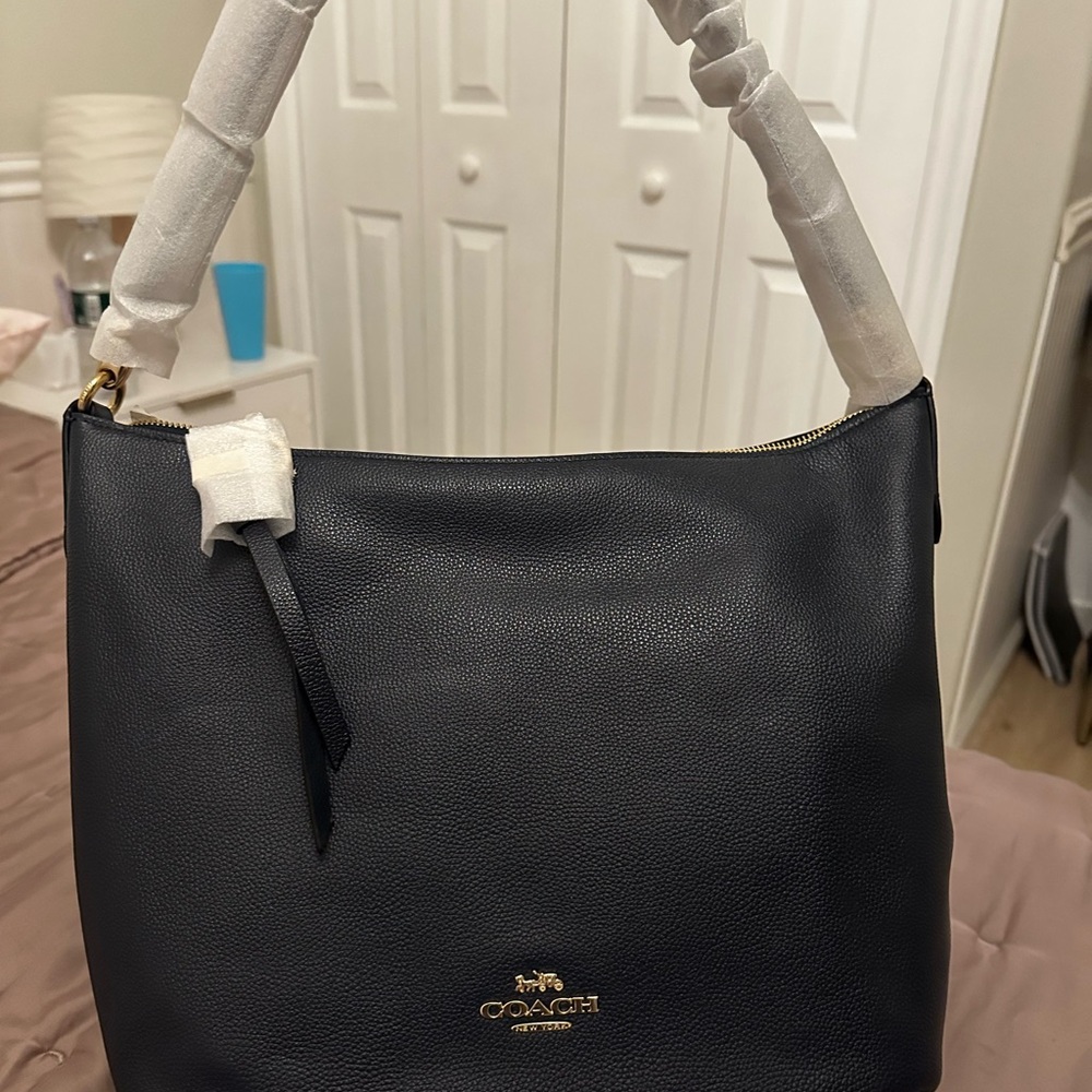 Coach Black Shoulder Bag with Sleek Design